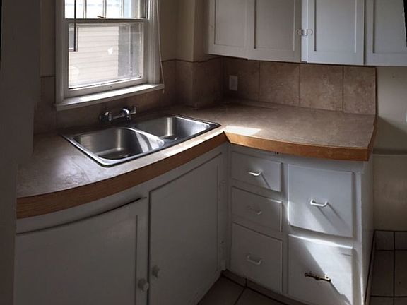 4th image of 420 Walnut St APT 3