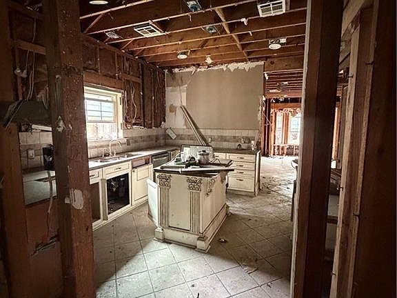 3rd image of 2433 Bedford Dr
