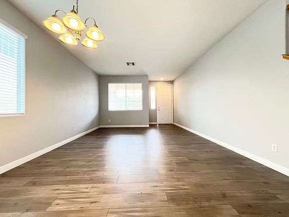 3rd image of 985 Gold Bear Dr