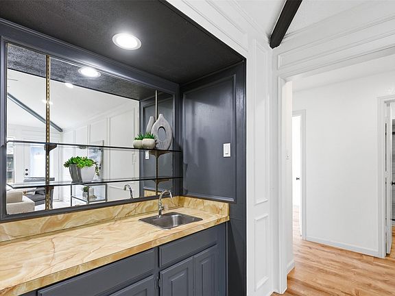 4th image of 1528 Raleigh Dr