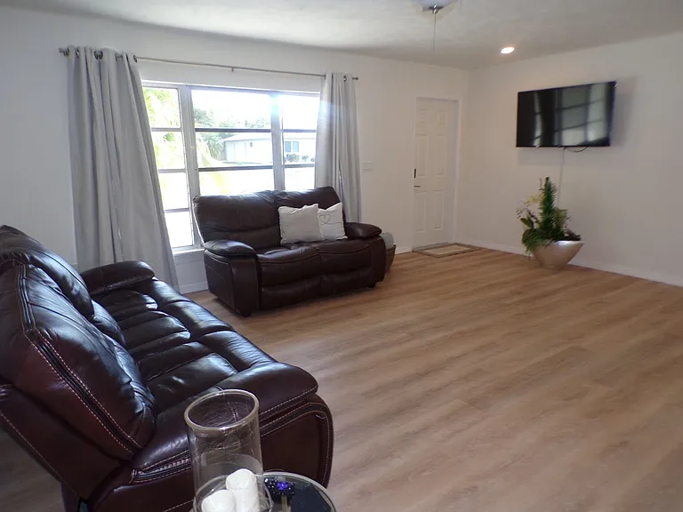 1148 Salina Ave — Photo 9