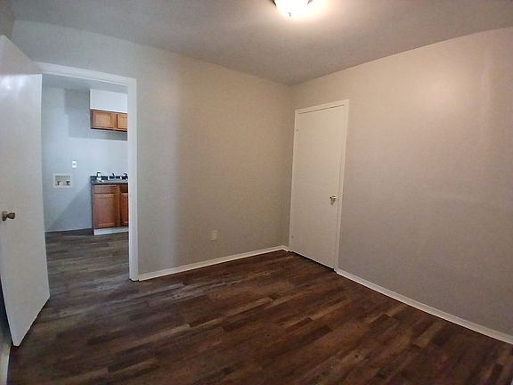 3rd image of 1590 Oakwood St
