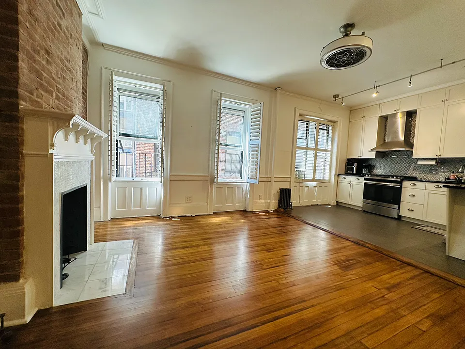 210 W 21st St #3RW