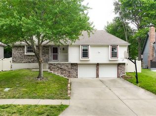 519 SE Vista Dr, Lees Summit, MO 64063