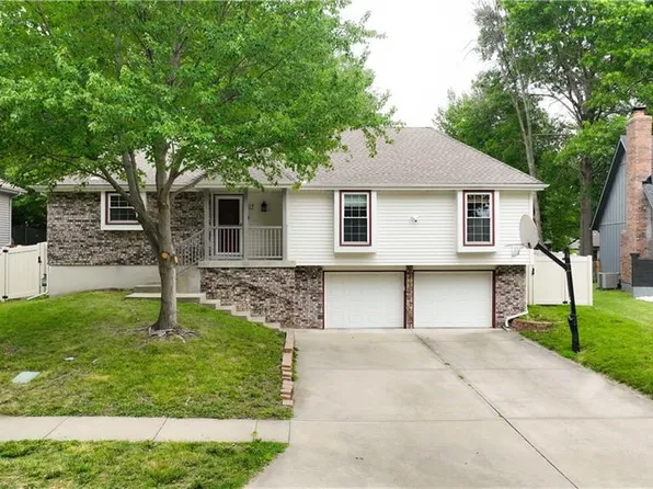 519 SE Vista Dr, Lees Summit, MO 64063