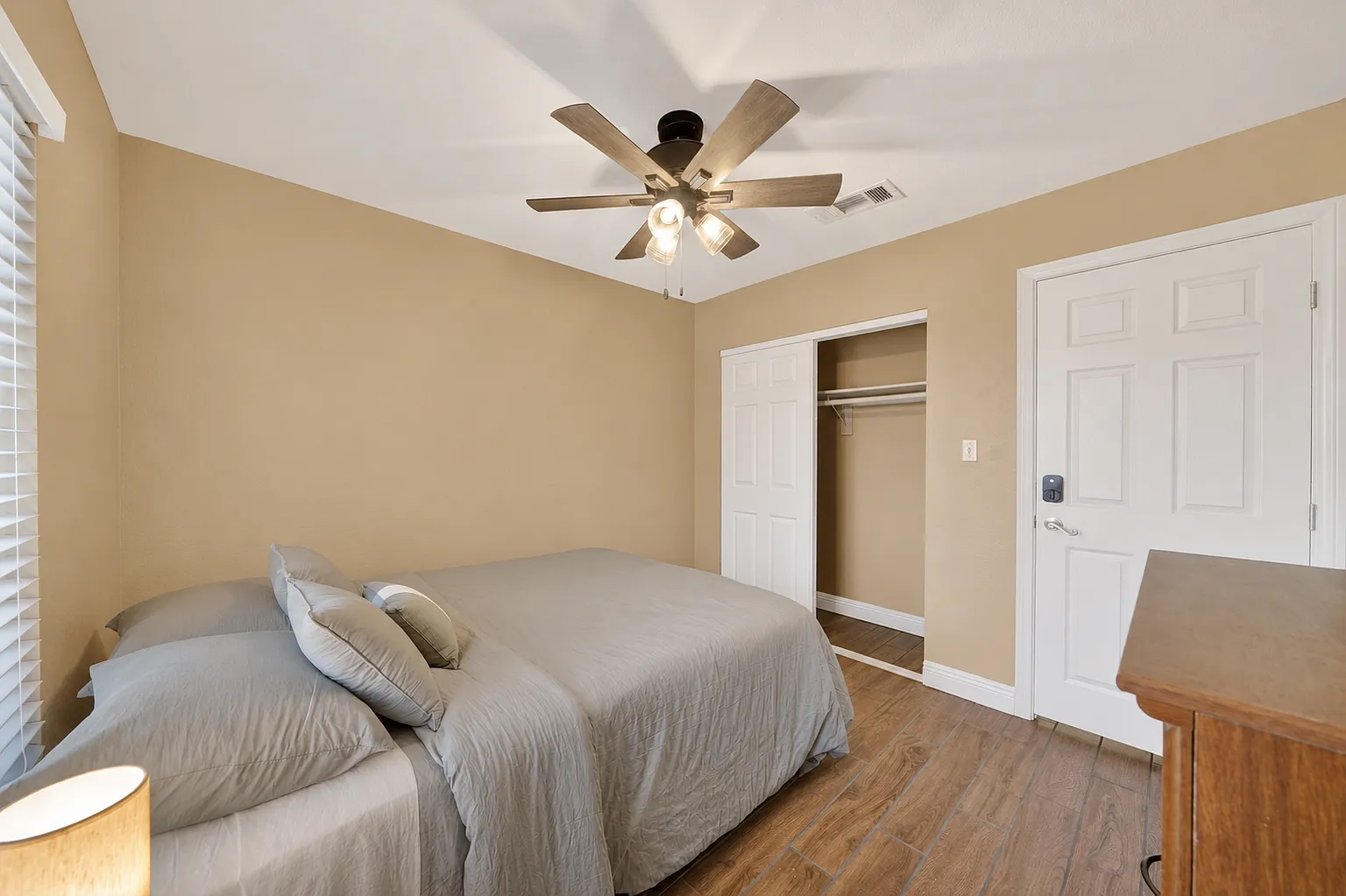 5 bed, 1800 sqft, $875 — Photo 2