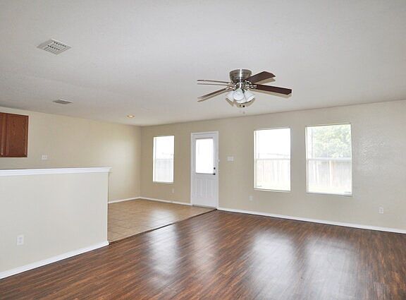 4th image of 1421 Queens Brook Ln