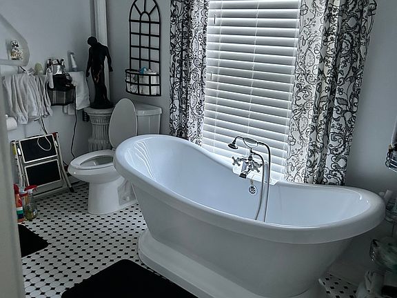 3rd image of 129 Church St