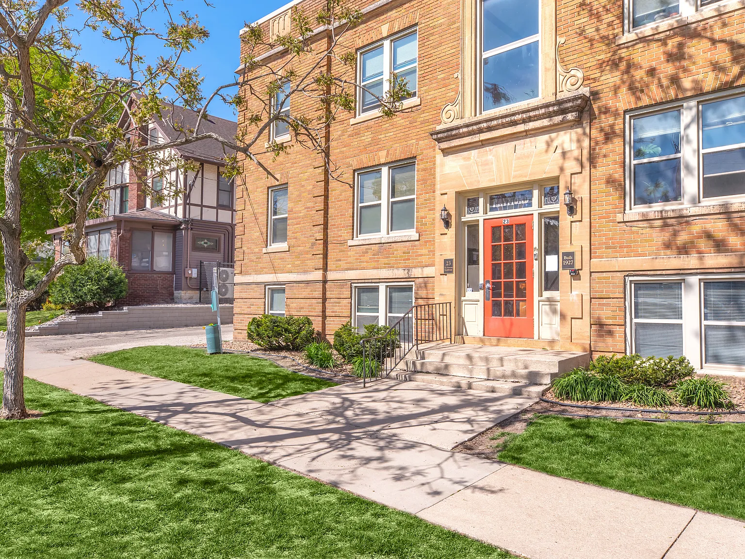 Raymond Apartments — Photo 1