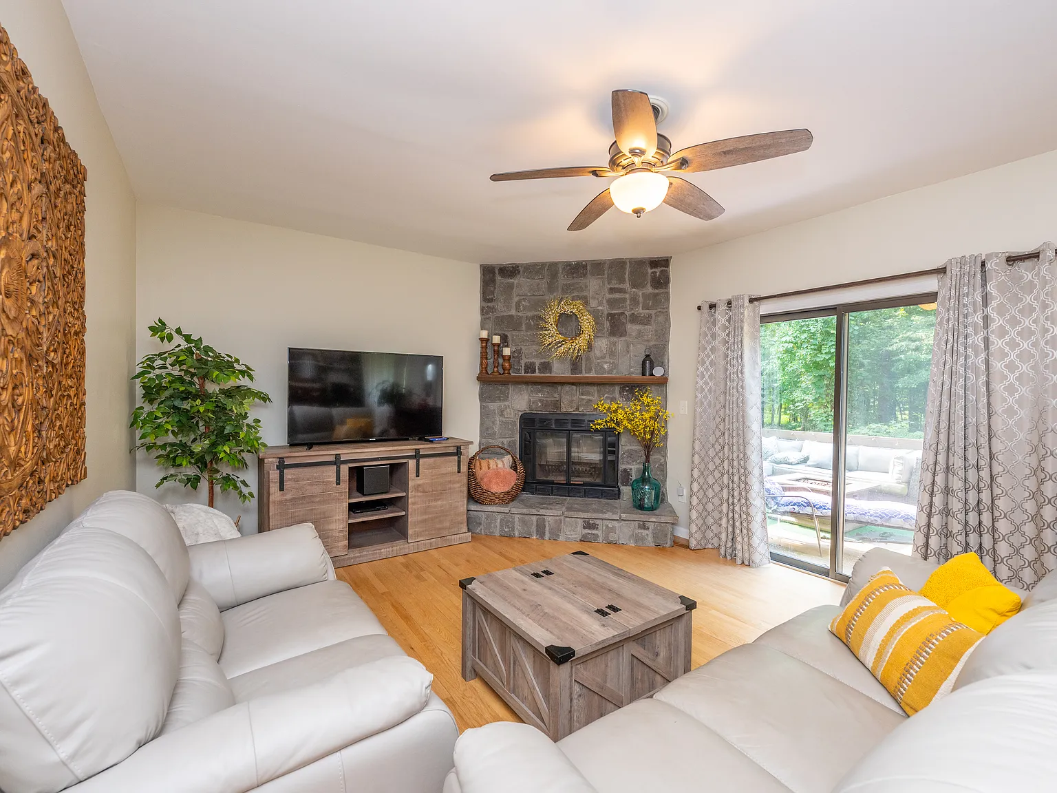 3 bed, 2.5 bath, 1684 sqft, $3,950 — Photo 3