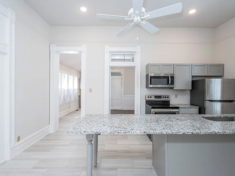 112 S Pulaski St — Photo 16