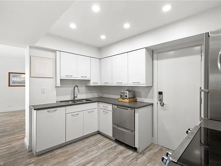240 Seaview Ct #211 — Photo 7