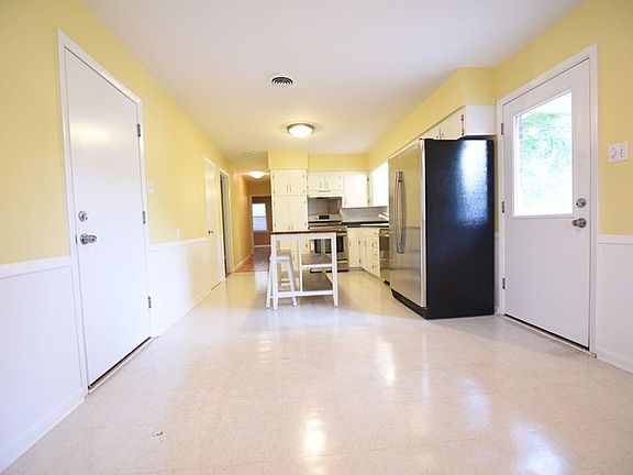 3rd image of 1225 Delmont Dr