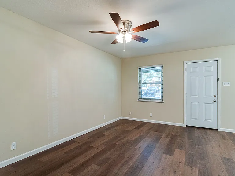 601 W College St — Photo 17