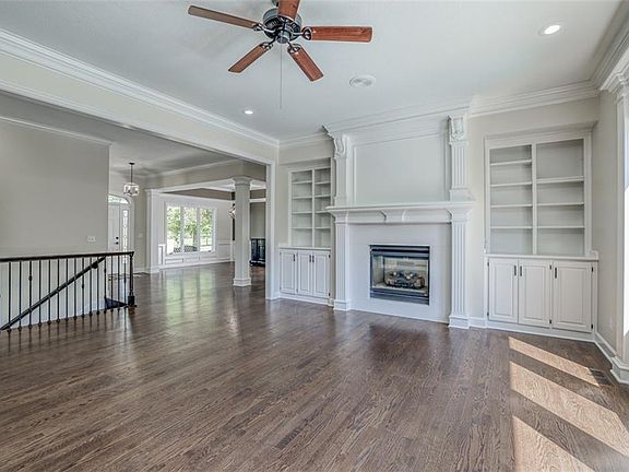 5th image of 15601 Oakmont St