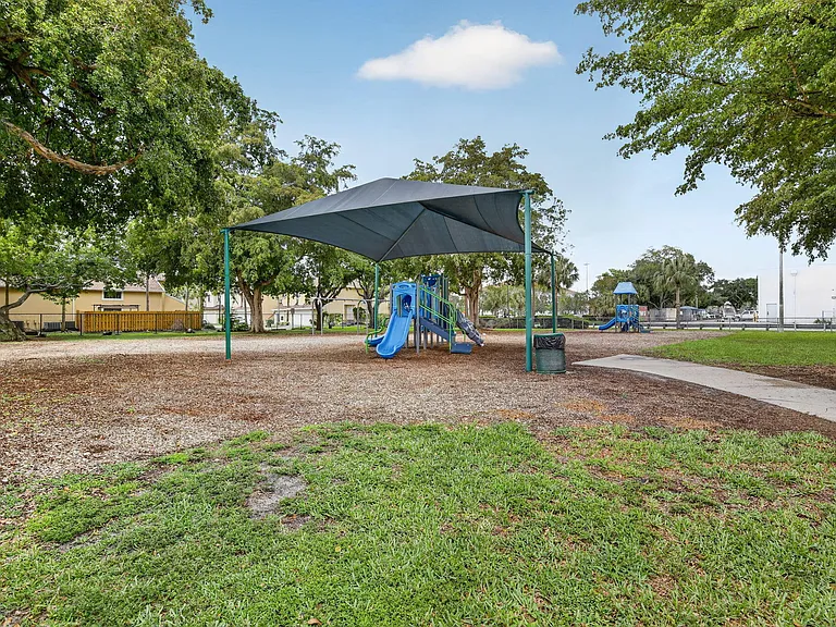 300 Palm Cir W #305 — Photo 27