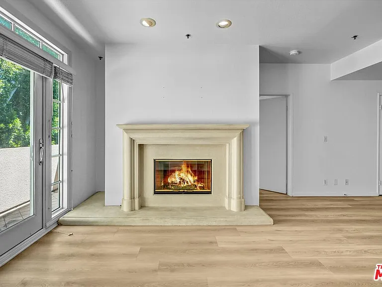 2222 N Beachwood Dr #302 — Photo 1