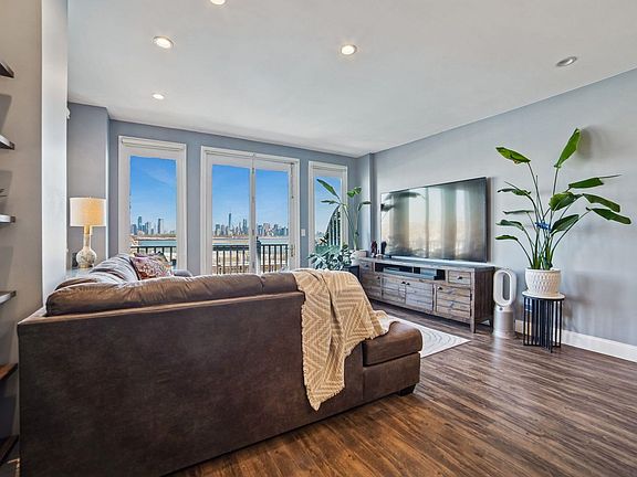 2nd image of 109 Shearwater Ct E APT 22