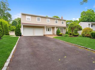 10 Black Gum Tree Ln, Kings Park, NY 11754