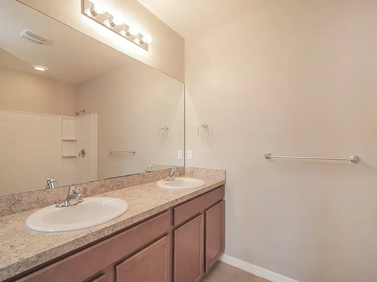 218 SE 8th St — Photo 11