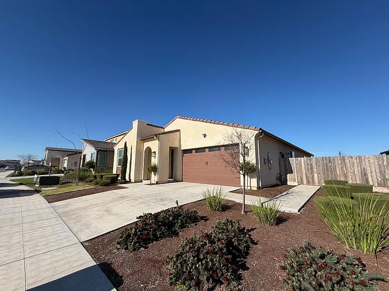 660 Atlantica Dr S — Photo 2