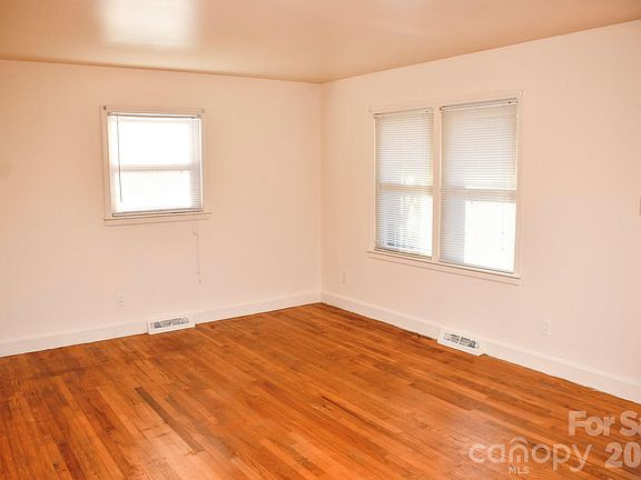 3rd image of 1121 Grovewood Dr