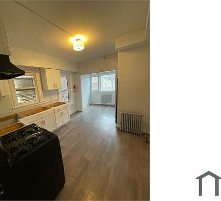 2nd image of 109 S Clinton St APT 2