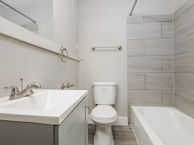1227382_028_bathroom_13270657.jpg