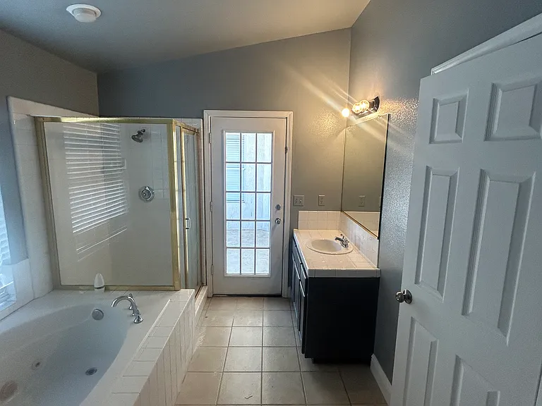 2418 E Portland Ave — Photo 10