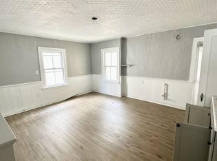 22 4th St #2R, Waterford, NY 12188