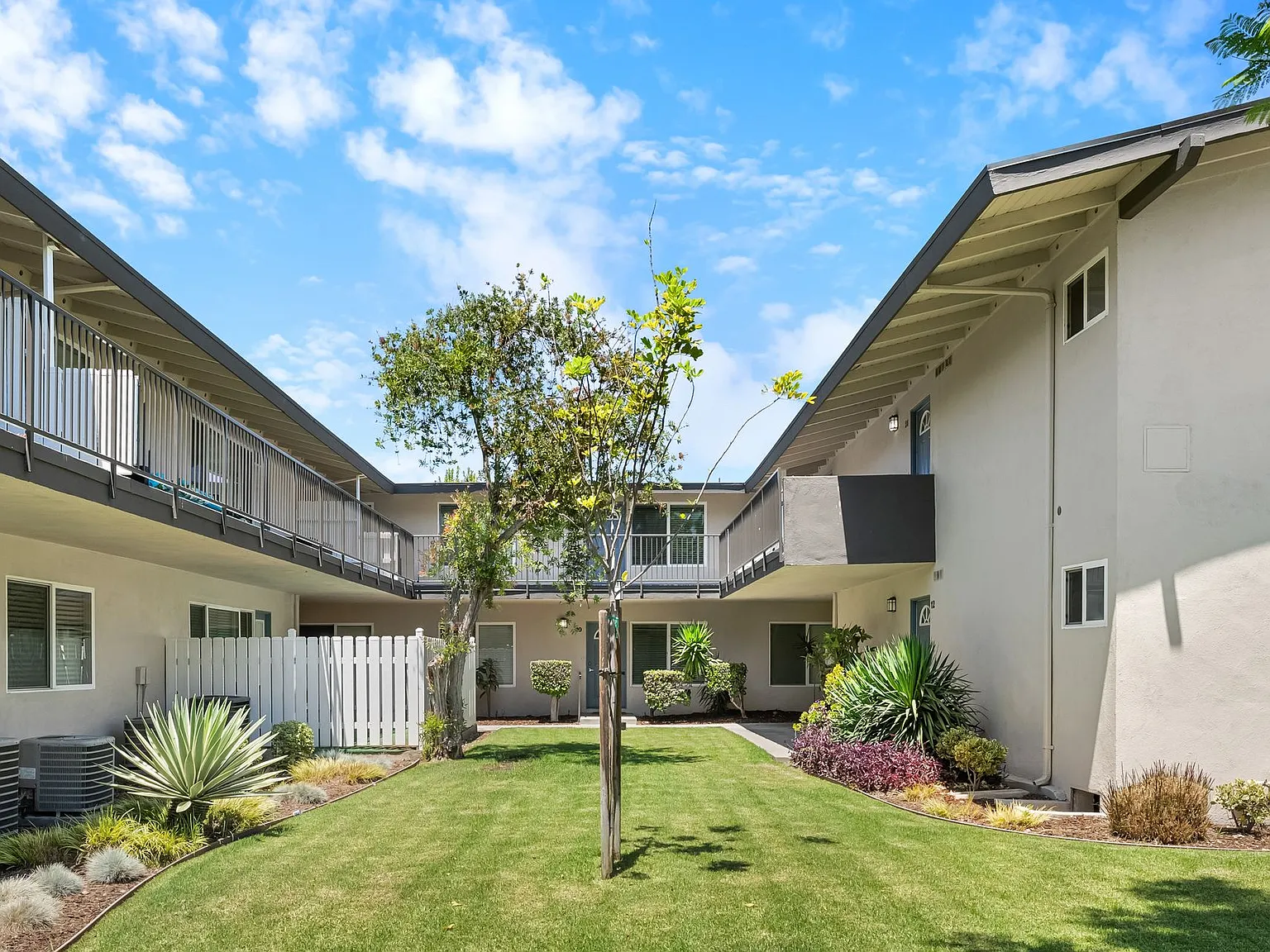 Park Del Amo Apartments — Photo 4