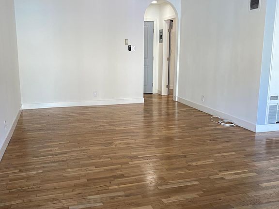 4th image of 5261 Whitsett Ave #6