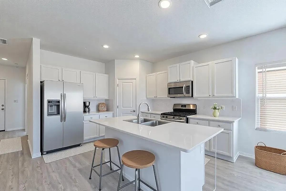 4 bed, 2.5 bath, 2467 sqft, $2,350 — Photo 3