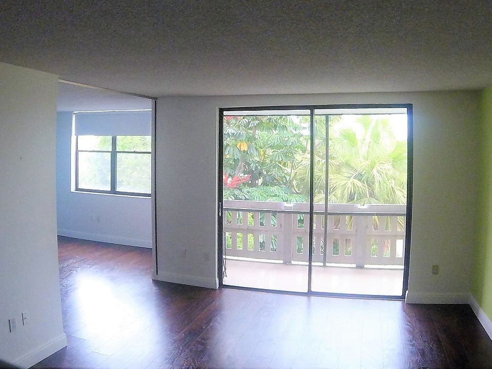 1st image of 919 Hillcrest Dr APT 410