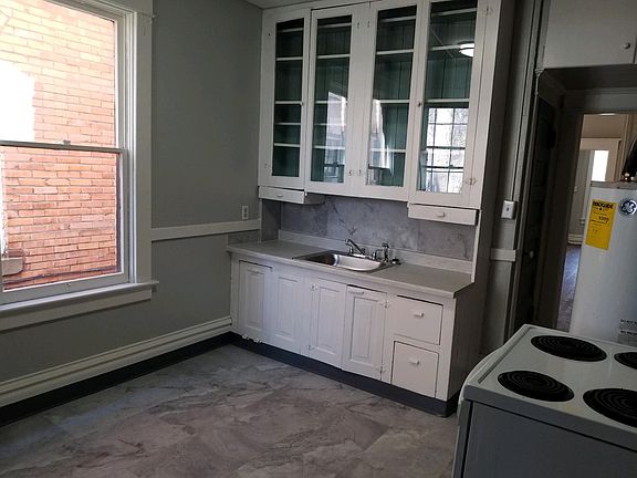 4th image of 326 S 6th St E