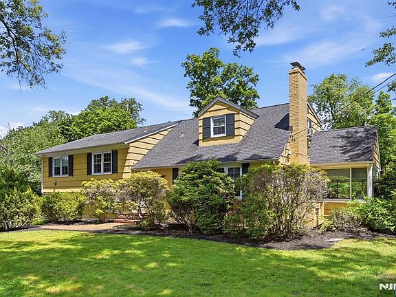 4th image of 16 Pinecrest Dr
