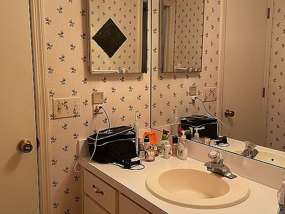 5th image of 900 Cherry Hill Ct