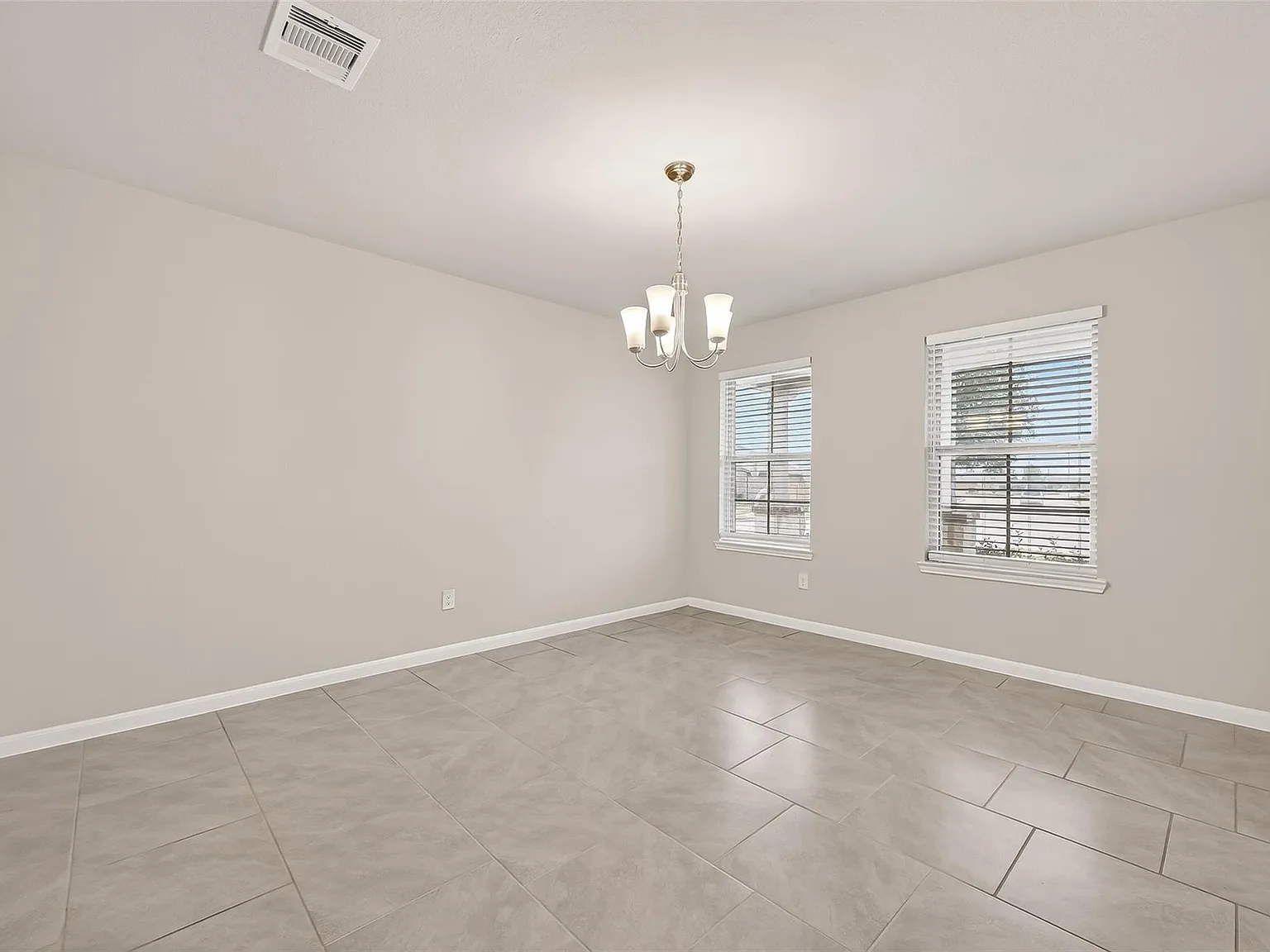 4 bed, 3.5 bath, 2562 sqft, $2,600 — Photo 4