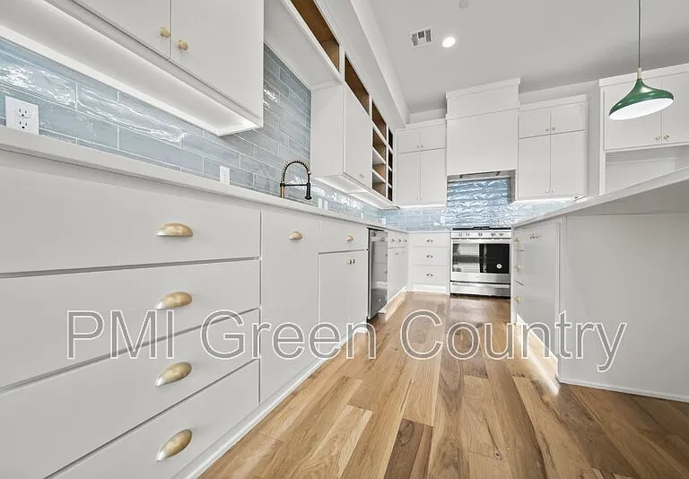 118 E Elgin St — Photo 15