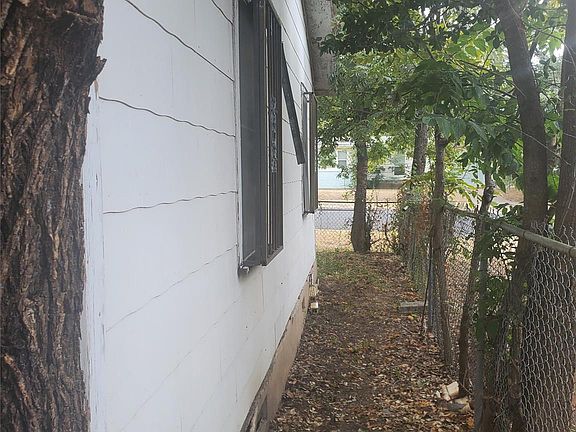 5th image of 1202 Hackberry St