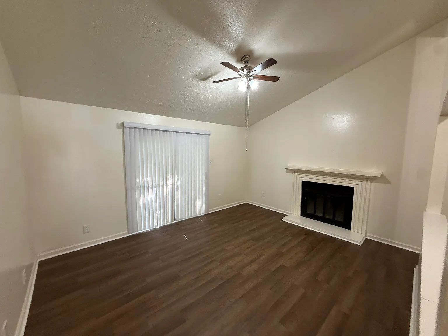 3 bed, 1.0 bath, 1141 sqft, $1,550 — Photo 4