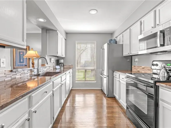 11126 Nieman Rd APT 102, Overland Park, KS 66210