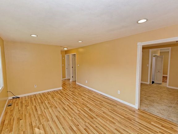 5th image of 35 Loralee Dr