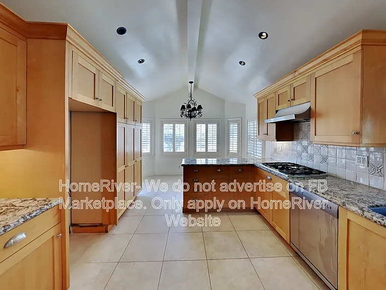 2220 Cannes Sq — Photo 3