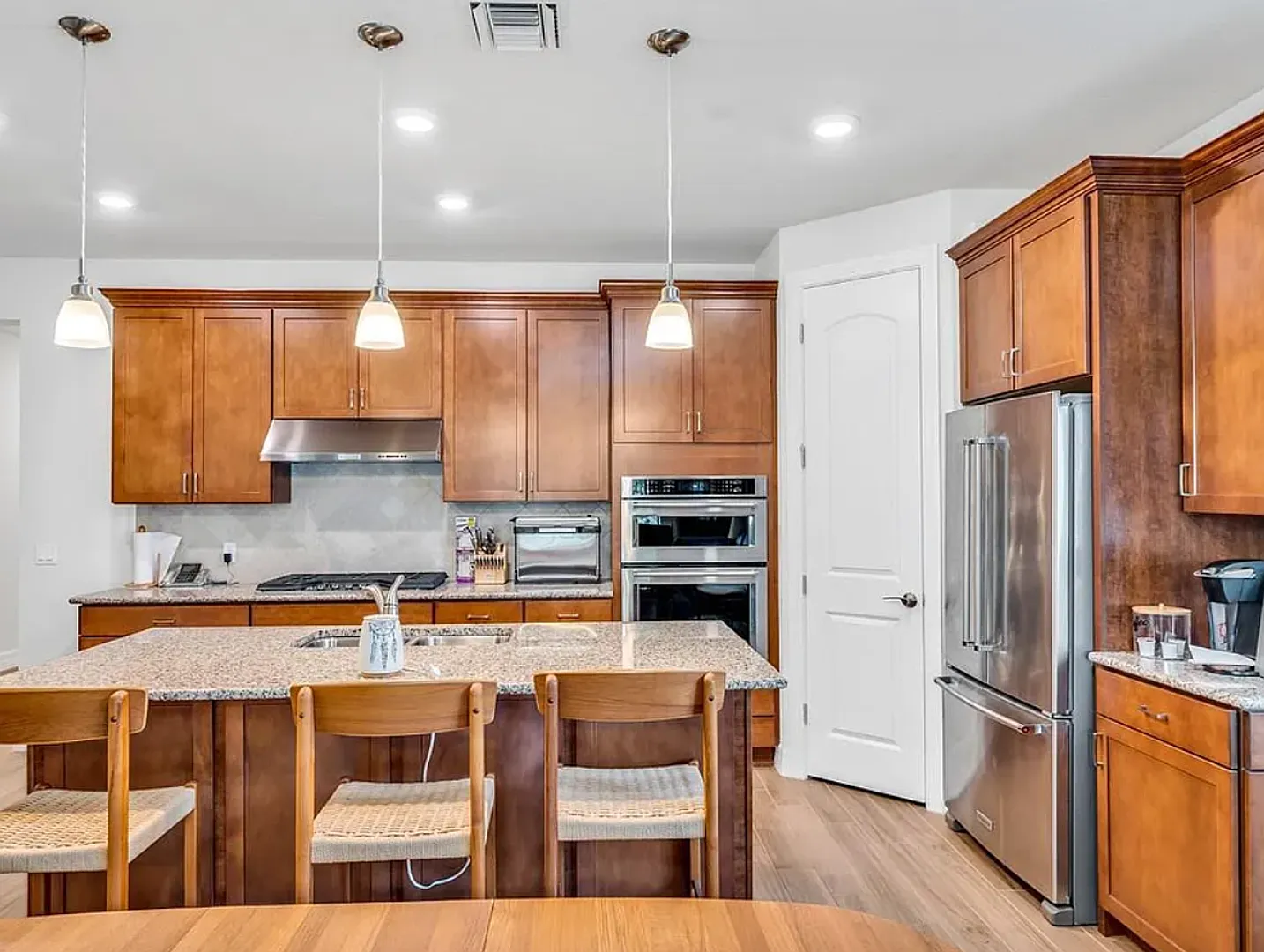 Beautiful home on a corner lot. — Photo 3