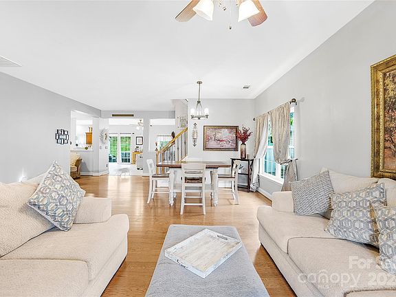 4th image of 114 Silverspring Pl