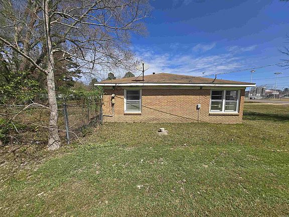2nd image of 902 Mount Holly Rd