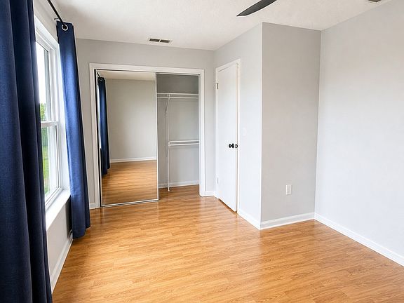 4th image of 323 Towne House Ln