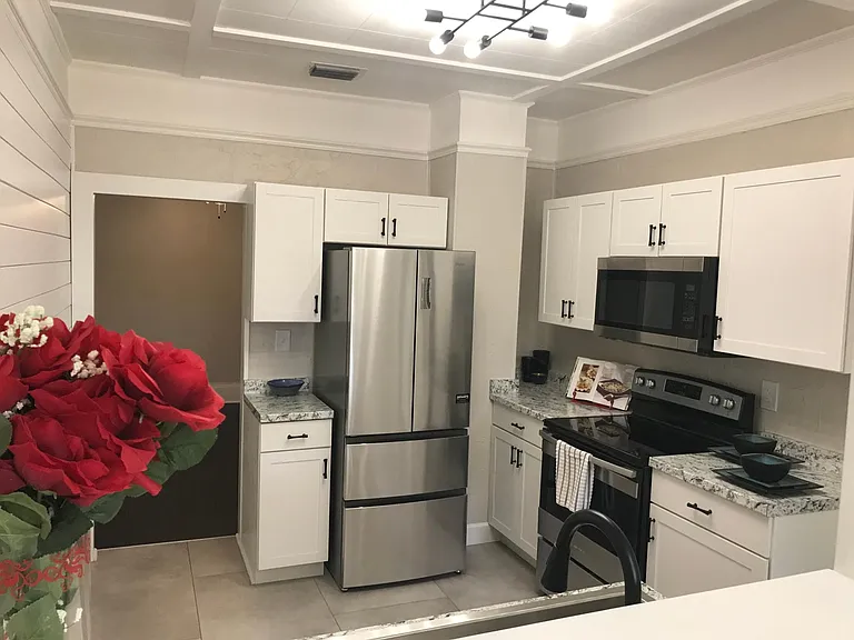 515 E Amelia St — Photo 1