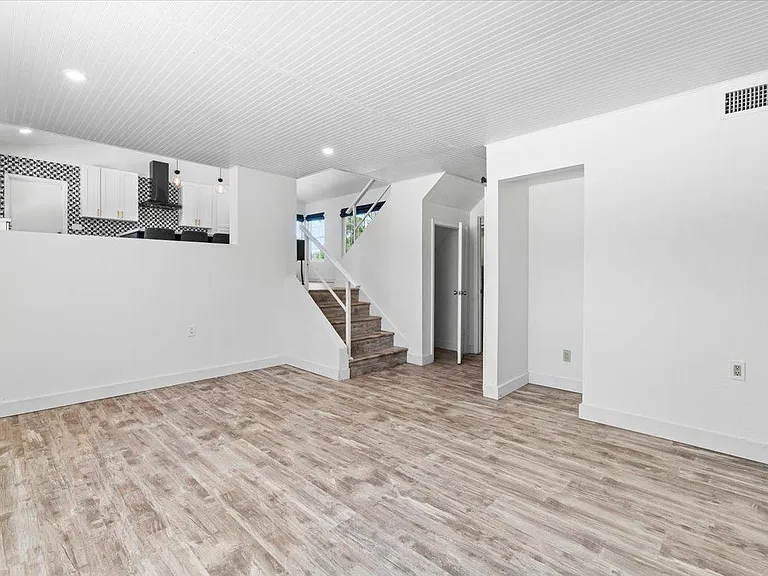 1041 E Kristal Way — Photo 12